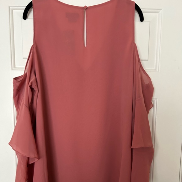 Trendy Plus Hi-Low Cold Shoulder Top - Picture 2 of 4